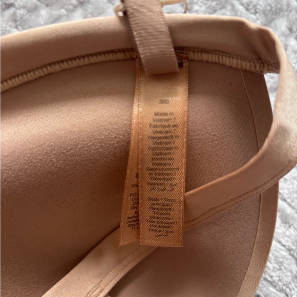 NWT SKIMS WIRELESS FORM TRIANGLE FRONT CLOSE SUPER PUSH-UP BRA - Picture 8 of 8